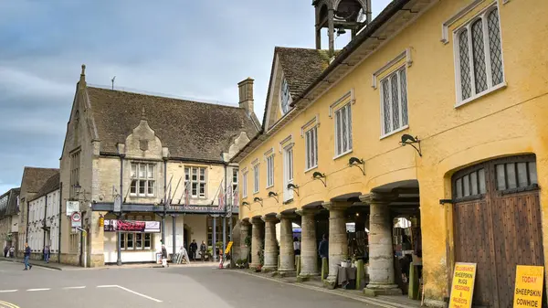 Tetbury, Gloucestershire, İngiltere - 13 Nisan 2024: Tarihi kırsal Tetbury kasabasının merkezi.