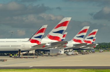 Londra, İngiltere, İngiltere - 4 Mayıs 2024: British Airways tarafından Londra Heathrow havaalanında işletilen uçakların kuyruk yüzgeçleri.
