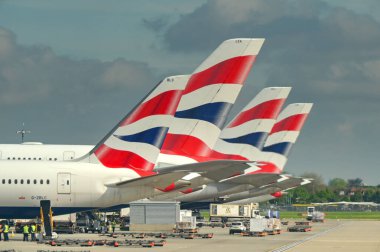 Londra, İngiltere, İngiltere - 4 Mayıs 2024: British Airways tarafından Londra Heathrow havaalanında işletilen uçakların kuyruk yüzgeçleri.