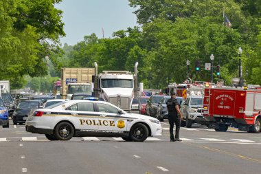 Washington DC, ABD - 30 Nisan 2024: ABD Gizli Servis Üniformalı Bölümü tarafından kullanılan polis devriye aracı Beyaz Saray yakınlarındaki bir yolda trafiği engelledi