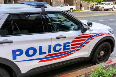 Washington DC, ABD - 2 Mayıs 2024: Washington DC şehir merkezinde Metropolitan Polisi tarafından kullanılan bir polis devriye aracının üzerindeki sembolün yakın görüntüsü