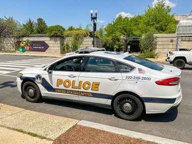 Washington DC, ABD - 2 Mayıs 2024: Washington DC 'de park halindeki bir sokakta Capitol Polis Departmanı tarafından kullanılan polis aracı