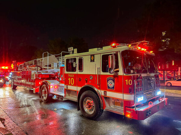 Вашингтон, США - 30 апреля 2024 года: Пожарная лестница пожарной охраны города с мигающими аварийными фонарями, участвующими в ночном инциденте недалеко от центра города