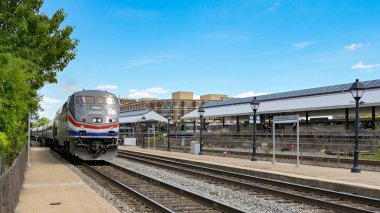 Alexandria, Washington DC, ABD - 1 Mayıs 2024: Amtrak treni kentin tren istasyonuna varıyor.