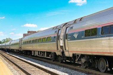 Alexandria, Washington DC, ABD - 1 Mayıs 2024: Kentin demiryolu istasyonundaki bir Amtrak Kuzeydoğu ekspres treninin yan görüntüsü.