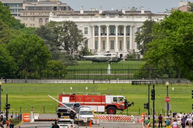Washington DC, ABD - 30 Nisan 2024: Binanın önündeki çimenlikte Marine One başkanlık helikopteri ile Beyaz Saray ve bahçelerin manzarası