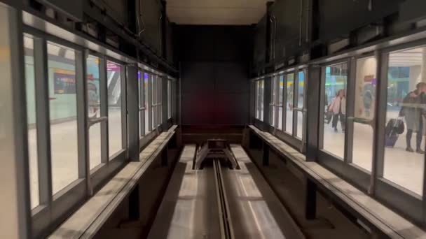 Londra Ngiltere Nisan 2024 Londra Heathrow Havaalanındaki Numaralı Terminalden Kalkan — Stok video