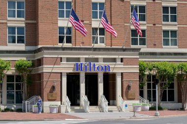 Alexandria, Virginia, ABD - 1 Mayıs 2024: Şehir merkezindeki Hilton Oteli 'nin dış görünüşü