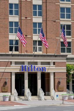 Alexandria, Virginia, ABD - 1 Mayıs 2024: Şehir merkezindeki Hilton Oteline Giriş