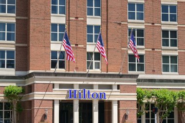 Alexandria, Virginia, ABD - 1 Mayıs 2024: Şehir merkezindeki Hilton Oteli 'nin dış görünüşü