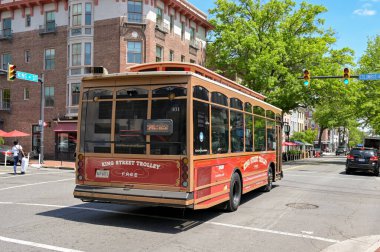 Alexandria, Virginia, ABD - 1 Mayıs 2024: King Caddesi boyunca seyahat eden turistler için tramvay otobüsü kullanmak serbest