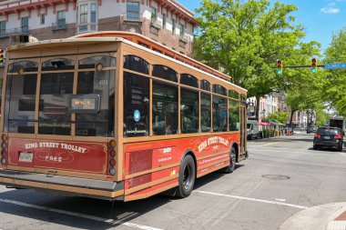 Alexandria, Virginia, ABD - 1 Mayıs 2024: King Caddesi boyunca seyahat eden turistler için tramvay otobüsü kullanmak serbest