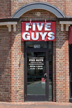 Alexandria, Virginia, ABD - 1 Mayıs 2024: Şehir merkezindeki Beş Adam fast food restoranının şubesinin dış görünüşü