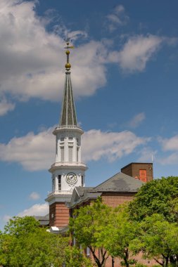 Alexandria, Virginia, ABD - 1 Mayıs 2024: Alexandria 'daki belediye binasının saat kulesi