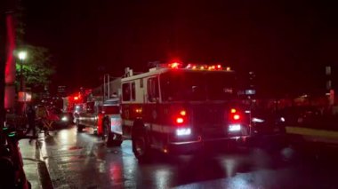 Washington DC, ABD 1 Mayıs 2024: Washington DC şehir merkezinde acil durum ışıkları yanıp sönen yangın merdiveni kamyonu