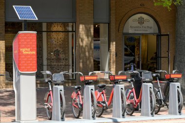 İskenderiye, Virginia, ABD - 1 Mayıs 2024: Başkent bisikleti şeması, İskenderiye 'nin ana caddesi olan King Caddesi' ndeki bir otoparka park edildi.