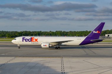 Baltimore, Maryland, ABD - 3 Mayıs 2024: Boeing 767 kargo uçağı (ruhsat N168FE) Baltimore Washington Uluslararası Havaalanı yük terminalinde Federal Express FedEx tarafından işletilmektedir..