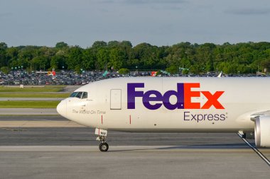 Baltimore, Maryland, ABD - 3 Mayıs 2024: Boeing 767 kargo uçağı (ruhsat N168FE) Baltimore Washington Uluslararası Havaalanı yük terminalinde Federal Express FedEx tarafından işletilmektedir..