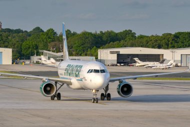 Baltimore, Maryland, ABD - 3 Mayıs 2024: Frontier Airlines (N236FR) tarafından işletilen Airbus A320 uçağı Baltimore Washington Uluslararası Havaalanına varıyor.