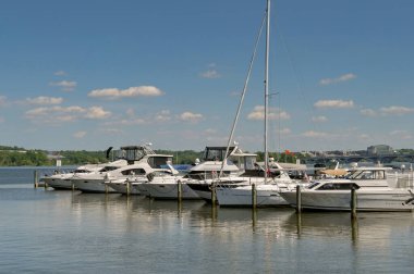 İskenderiye, Virginia, ABD - 1 Mayıs 2024: İskenderiye kentindeki rıhtımda demirlemiş teknelerin manzarası