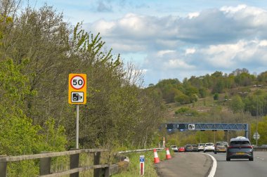 Newport, Galler, İngiltere - 28 Nisan 2024: M4 otobanı üzerinde 50mph 'lik alanın başladığını gösteren bir tabela üzerinde hız kamerası sembolü