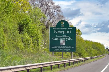 Newport, Galler, İngiltere - 28 Nisan 2024: M4 otoyolundaki Newport tabelasına hoş geldiniz