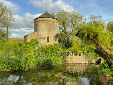 Cerney Wick, Cotswolds, Gloucestershire, İngiltere - 13 Nisan 2024: Cotswolds Kanalı üzerindeki Cerney Wick 'teki tarihi yuvarlak kilit bekçisinin evi