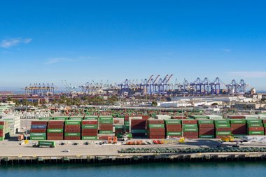 Los Angeles, Kaliforniya, ABD - 12 Ocak 2024: Los Angeles 'taki konteynır limanının geniş açılı görünümü.