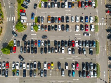 Talbot Green, Wales, İngiltere - 11 Mayıs 2024: Perakende parkının insansız hava aracı görüntüsü