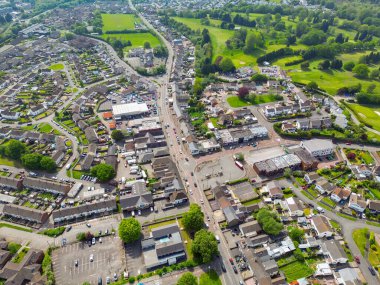 Talbot Green, Wales, İngiltere - 11 Mayıs 2024: Güney Galler 'deki Talbot Green köyünden geçen ana yolun insansız hava aracı görüntüsü