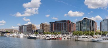 Washington DC, ABD - 3 Mayıs 2024: Washington DC 'deki Potomac Nehri' ndeki rıhtımın önündeki yat ve motorlu tekne panoramik görüntüsü