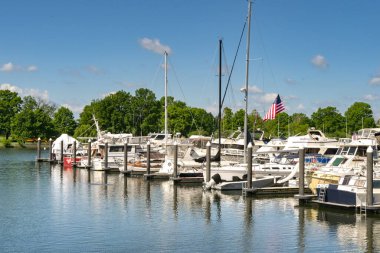 Washington DC, ABD - 3 Mayıs 2024: Washington DC 'deki Potomac Nehri' ndeki rıhtımdaki marinada demirlemiş tekne ve yatların manzarası.