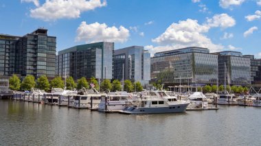 Washington DC, ABD - 3 Mayıs 2024: Washington DC 'deki Potomac Nehri' ndeki rıhtımın önündeki marinada demirlemiş motorlu tekne ve yatlar