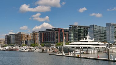 Washington DC, ABD - 1 Mayıs 2024: Constance yatı ile liman sahnesi Washington DC 'deki Potomac Nehri' ndeki rıhtım inşaatı önünde demirli