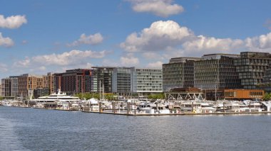 Washington DC, ABD - 3 Mayıs 2024: Washington DC 'deki Potomac Nehri' ndeki rıhtımın önündeki yat ve motorlu tekne panoramik görüntüsü