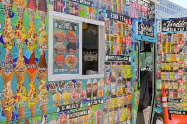 Washington DC, ABD - 2 Mayıs 2024: Washington DC 'de mobil bir kamyonda renkli dondurma seçimleri