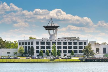 Washington DC, ABD - 1 Mayıs 2024: Washington DC 'deki Potomac Nehri kıyısındaki ABD Donanma Araştırma Laboratuvarı' nın dış görünümü