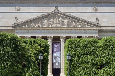 Washington DC, ABD - 2 Mayıs 2024: Ulusal Sanat Galerisi Heykel Bahçesi 'nden Amerika Birleşik Devletleri Ulusal Arşivleri' nin dış görünümü.