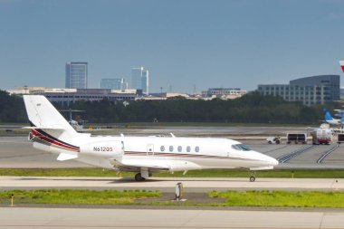Washington DC, ABD - 29 Nisan 2024: Cessna 680A Citation Entitude özel yürütme jeti (ruhsat N612QS) Washington Dulles Uluslararası Havalimanı 'nda taksicilik yapan Netjetler tarafından işletilmektedir.
