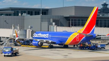 Washington DC, ABD - 29 Nisan 2024: Boeing 737 Max kayıt numarası N8823Q), Dulles Uluslararası Havalimanı 'ndaki terminal binasında Southwest Airlines tarafından işletilmektedir.