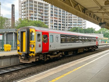 Cardiff, Wales, İngiltere - 31 Mayıs 2024: Cardiff Central tren istasyonunda tek taşıma dizel banliyö treni durduruldu