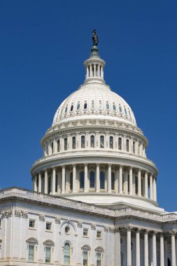 Washington DC, ABD - 2 Mayıs 2024: Derin mavi gökyüzüne karşı izole edilmiş Kongre Binası