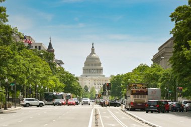 Washington DC, ABD - 3 Mayıs 2024: Pennsylvania Bulvarı 'nın sonundaki Capitol Binası