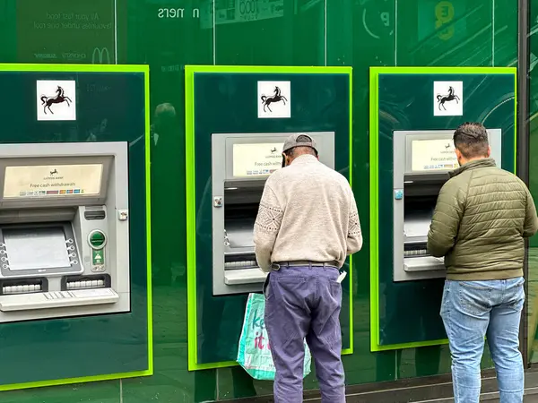 Manchester, İngiltere, İngiltere - 31 Mayıs 2024: Müşteriler Lloyds Bank 'ın şehir merkezindeki şubesinden para çekiyorlar