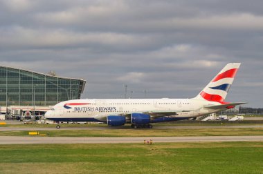 Londra, İngiltere, Uk - 11 Ocak 2024: British Airways Airbus A380 (ruhsat G-XLEF) Londra Heathrow havaalanından kalkışa hazırlanıyor