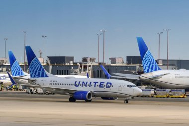 Washington DC, ABD - 29 Nisan 2024: Boeing 737 (ruhsat numarası N13716), Dulles Uluslararası Havalimanı 'nda kalkış için United Airlines tarafından işletilmektedir.
