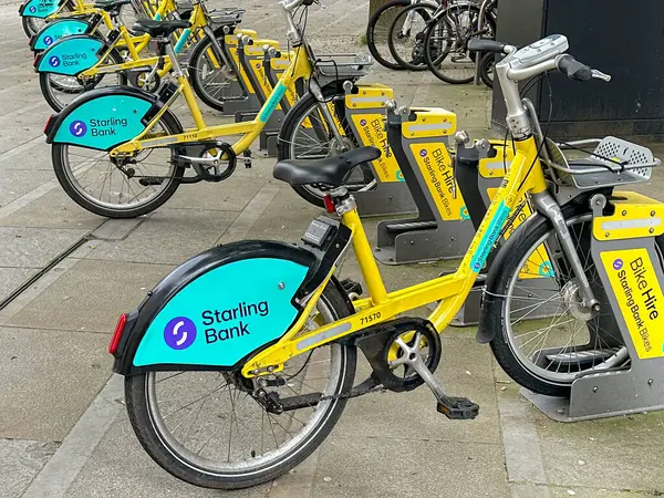Manchester, İngiltere, İngiltere - 31 Mayıs 2024: Manchester şehir merkezindeki bir bisiklet paylaşım sisteminin park yerine park edilmiş bisiklet sırası