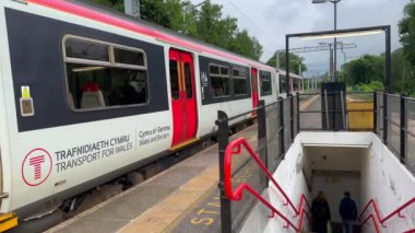 Treforest, Pontypridd, Galler, İngiltere 4 Haziran 2024: Güney Galler 'deki Treforest Industrial Estate' teki küçük tren istasyonundan ayrılan spinter dizel tren