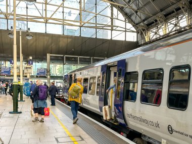 Manchester, İngiltere, İngiltere - 31 Mayıs 2024: İnsanlar Manchester Piccadilly tren istasyonuna vardıktan sonra Kuzey Demiryolu treninden iniyorlar