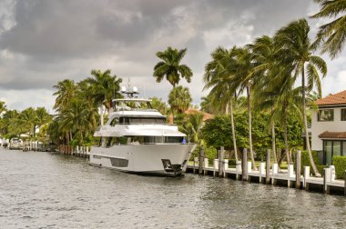 Fort Lauderdale, Florida, ABD - 2 Aralık 2023: Lüks yatı Fort Lauderdale kanallarından birinin yanında demirlemiş.